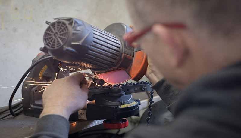 How to Sharpen a Chainsaw Blade Using Electric Sharpener